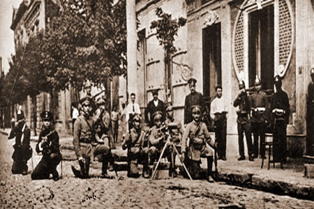 Conscriptos de la Escuela de Tiro al frente de la Comisaria 24 de Buenos Aires, enero de 1919. (Archivo General de la Nación.)